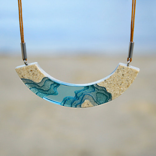 Lagoon curved beach necklace