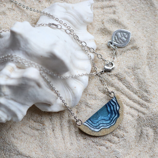 Dainty dark blue necklace in sand